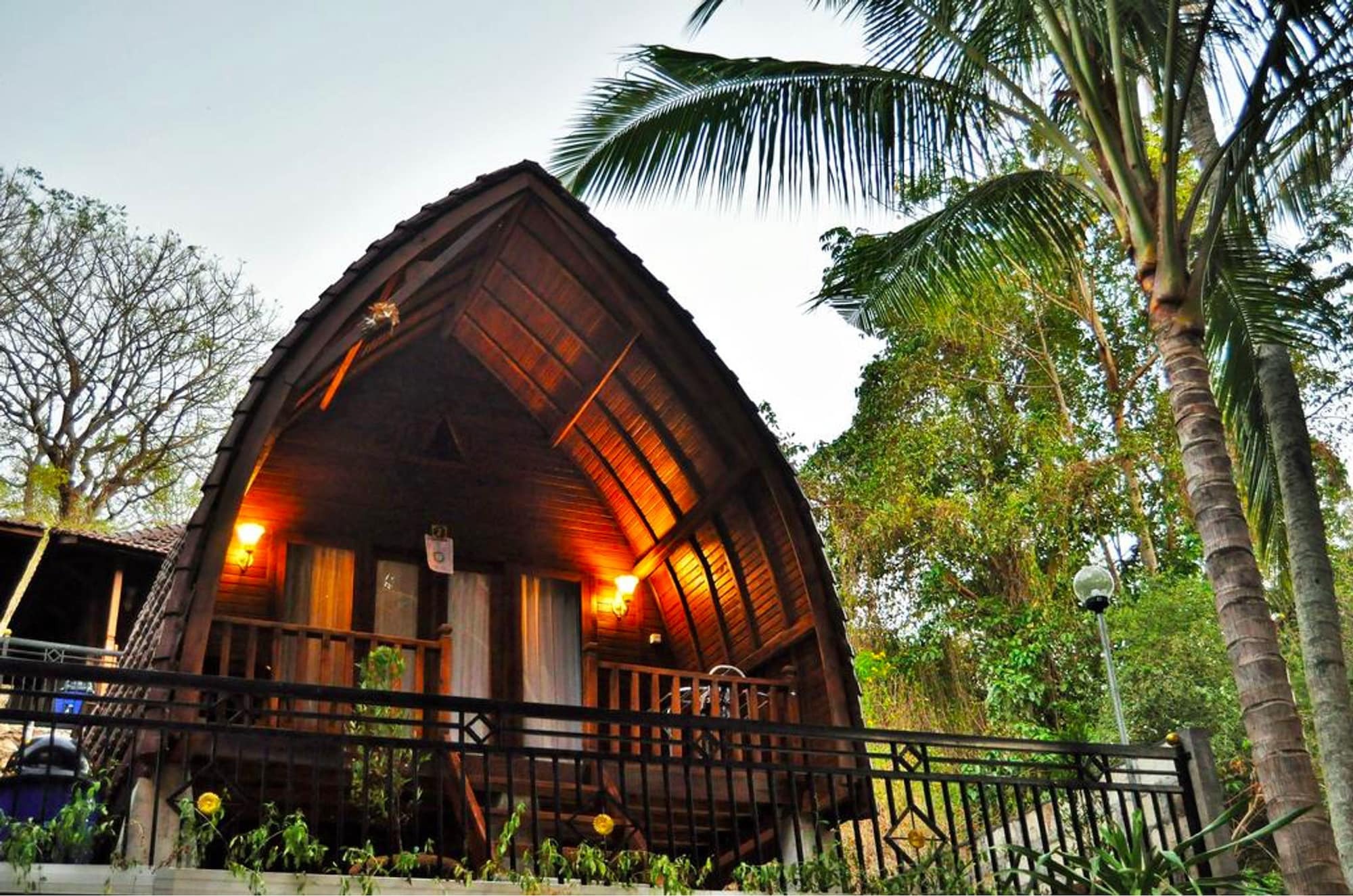 Batununggul Coconut Hill Cottage מראה חיצוני תמונה